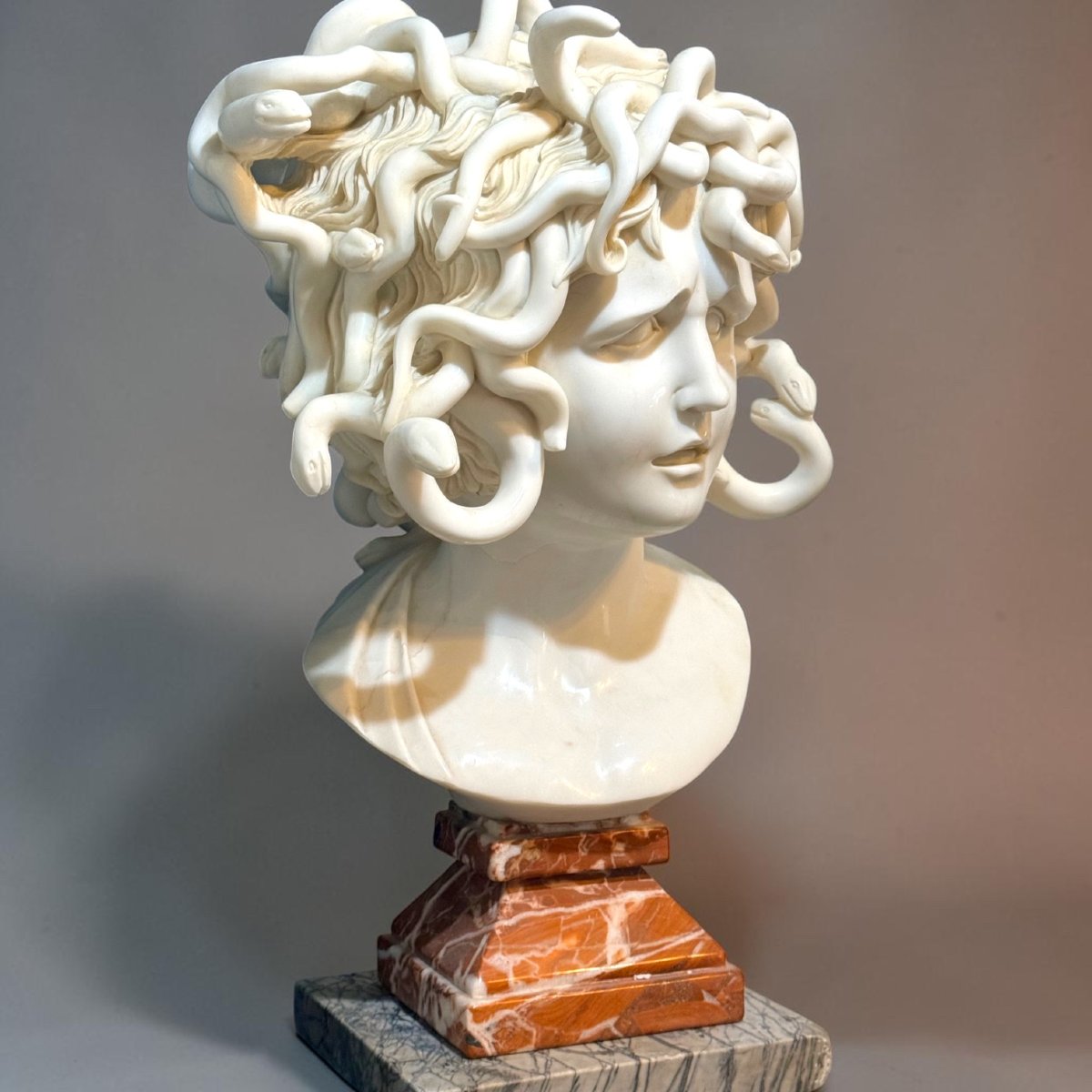 Buste de Méduse d'après le modèle original du Bernini, Marbre blanc Statuaire de Carrare -photo-1