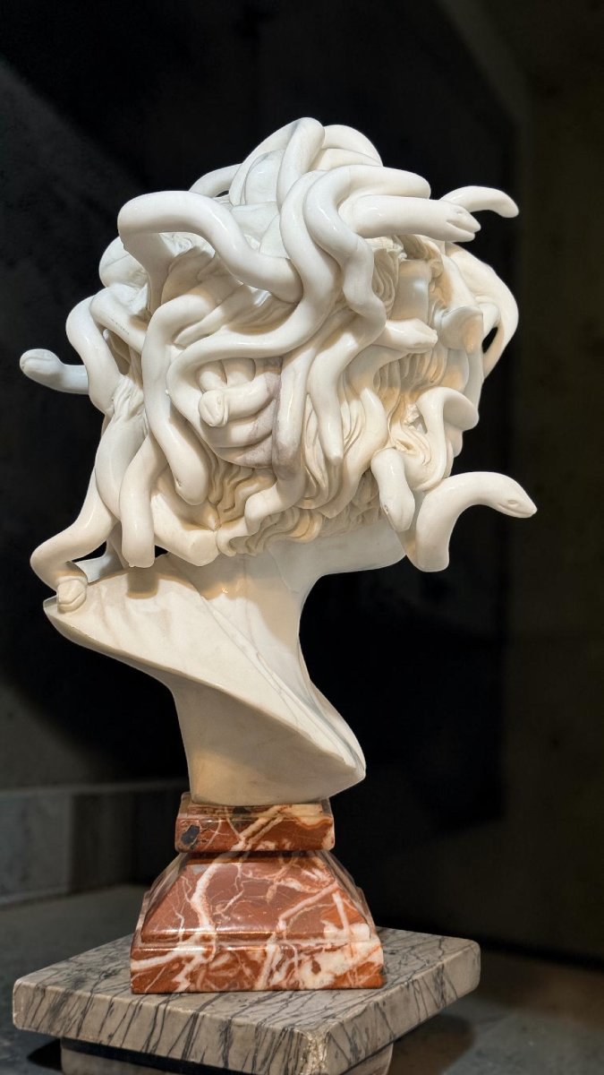 Buste de Méduse d'après le modèle original du Bernini, Marbre blanc Statuaire de Carrare -photo-2