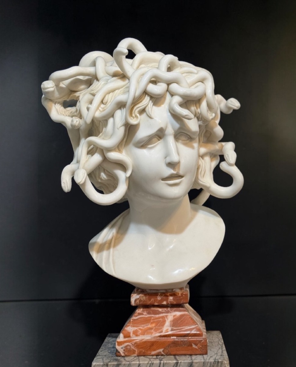 Buste de Méduse d'après le modèle original du Bernini, Marbre blanc Statuaire de Carrare 