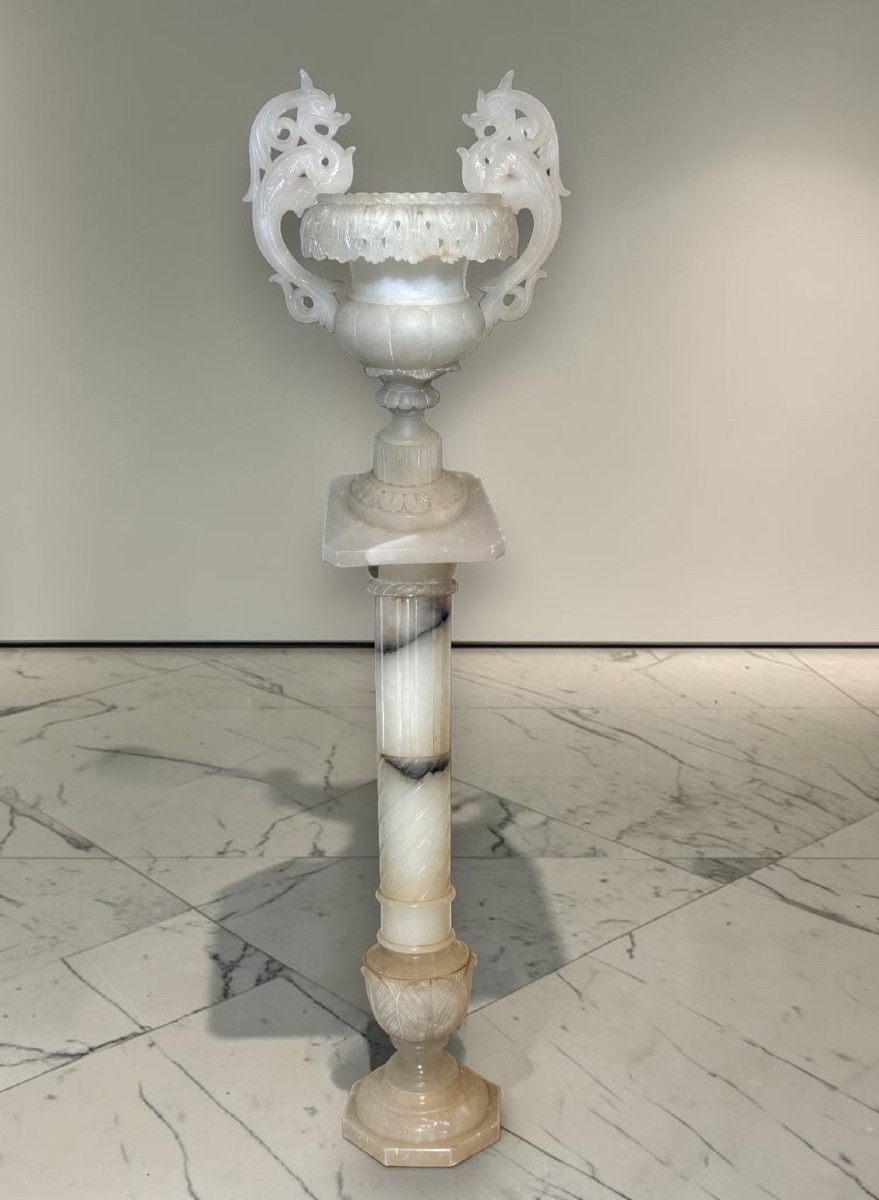 Vase monumental soutenu par sa colonne ornée Marbre 