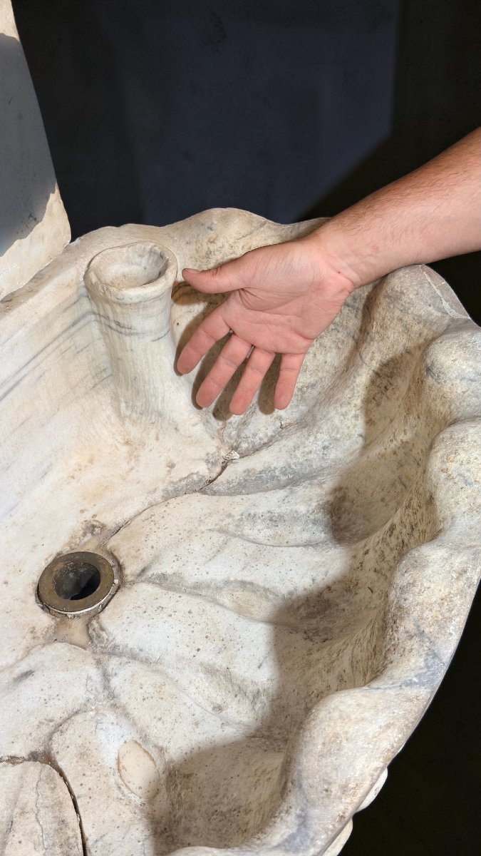 16th-century Shell-shaped Fountain In Rare Marble -photo-6