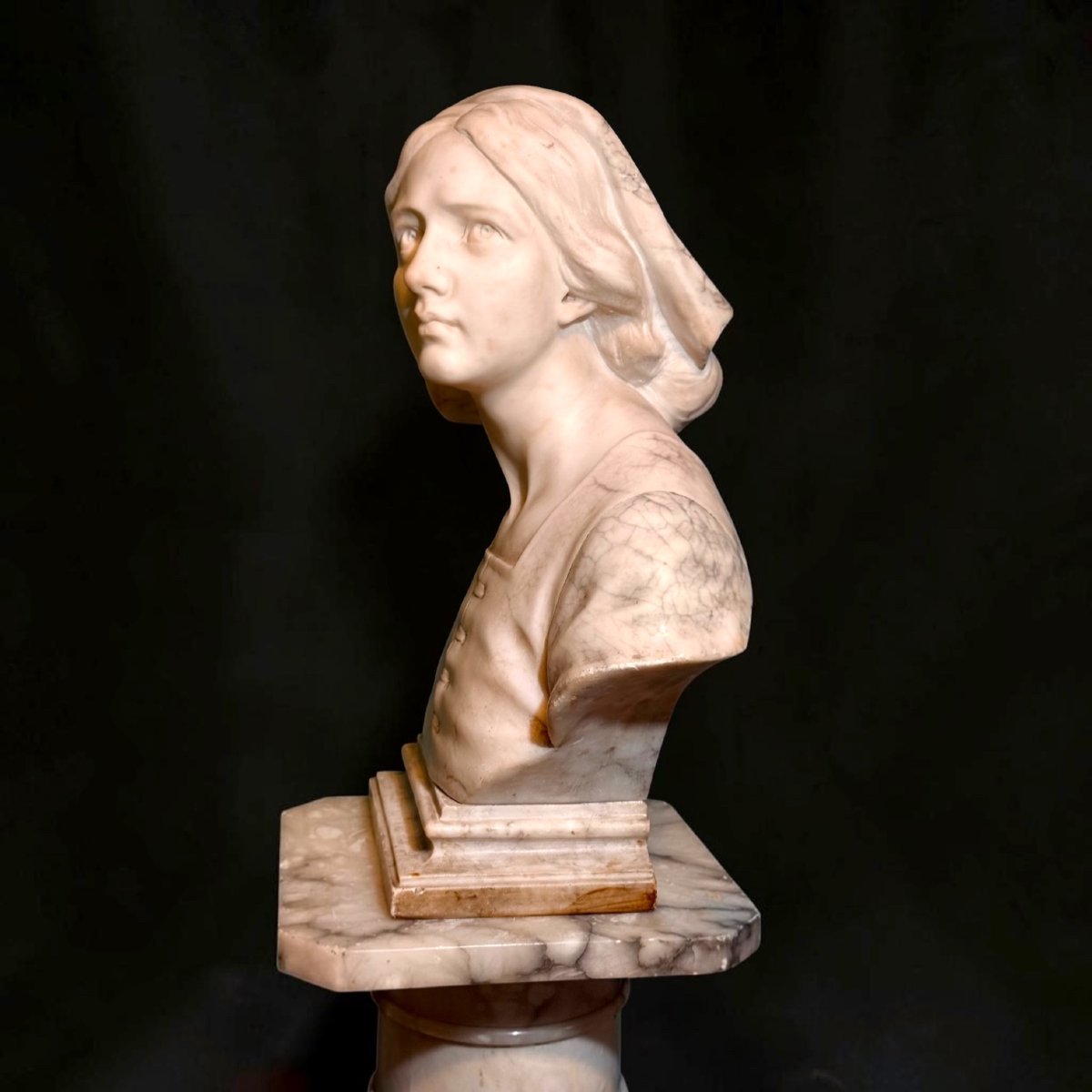 Buste de Jeanne d'Arc en marbre blanc de Carrare et marbre Arabescato-photo-2
