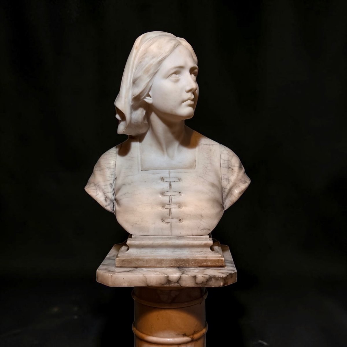 Buste de Jeanne d'Arc en marbre blanc de Carrare et marbre Arabescato-photo-4