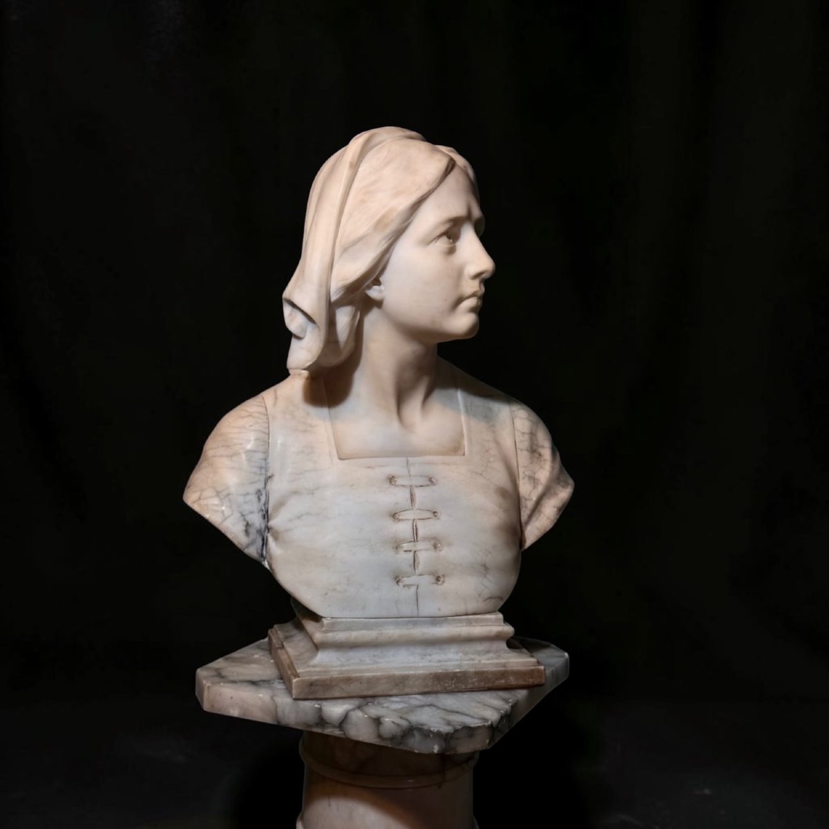 Buste de Jeanne d'Arc en marbre blanc de Carrare et marbre Arabescato
