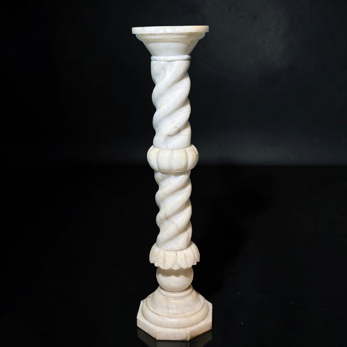 Chapiteau torsadé rare en Marbre Blanc de Carrare Statuaire