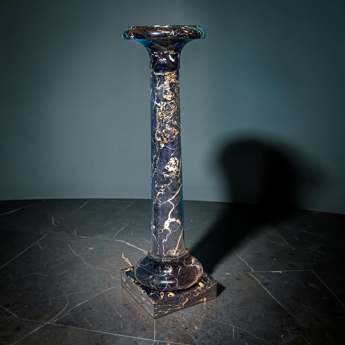 Colonne en Marbre noir Portoro