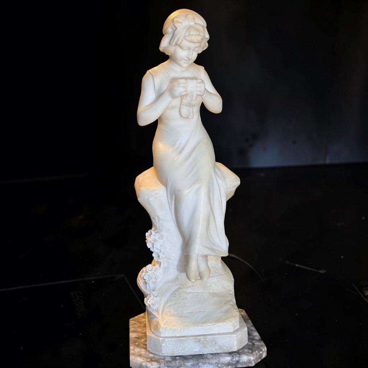 Statue représentant une jeune fille cousant avec une pelote de laine, Parent, Marbre -photo-2