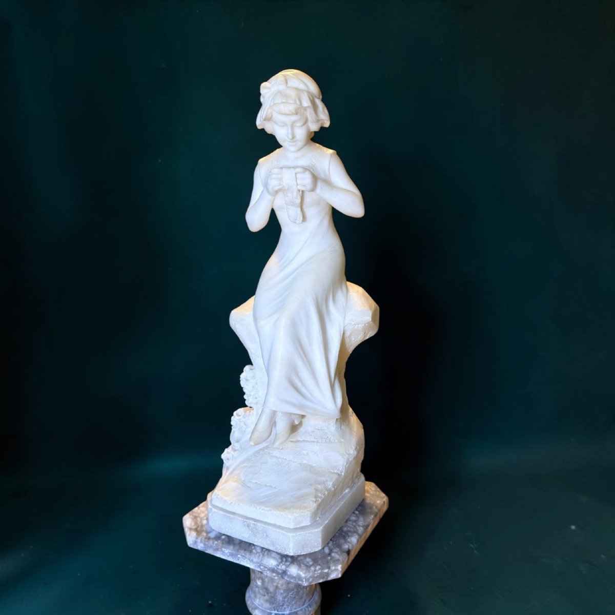 Statue représentant une jeune fille cousant avec une pelote de laine, Parent, Marbre -photo-3