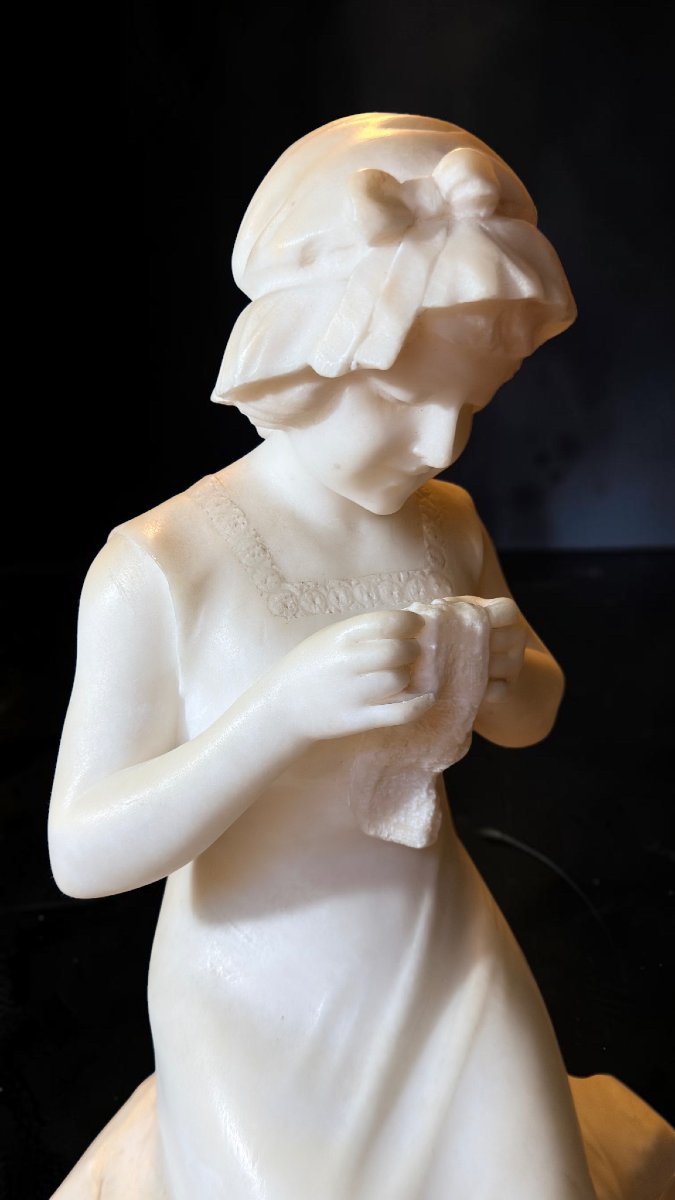 Statue représentant une jeune fille cousant avec une pelote de laine, Parent, Marbre -photo-4