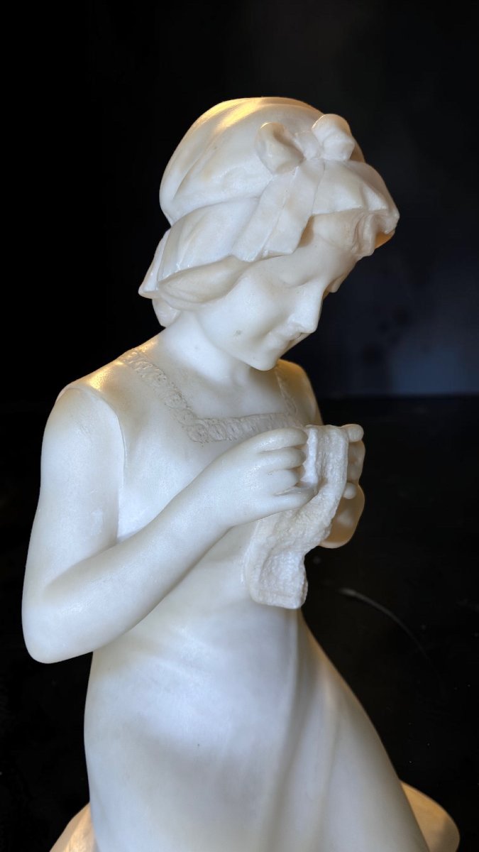 Statue représentant une jeune fille cousant avec une pelote de laine, Parent, Marbre -photo-1