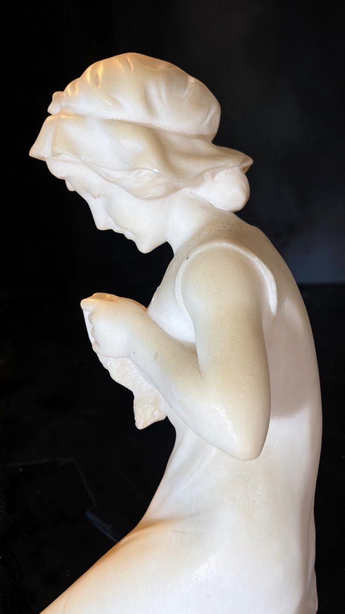 Statue représentant une jeune fille cousant avec une pelote de laine, Parent, Marbre -photo-2