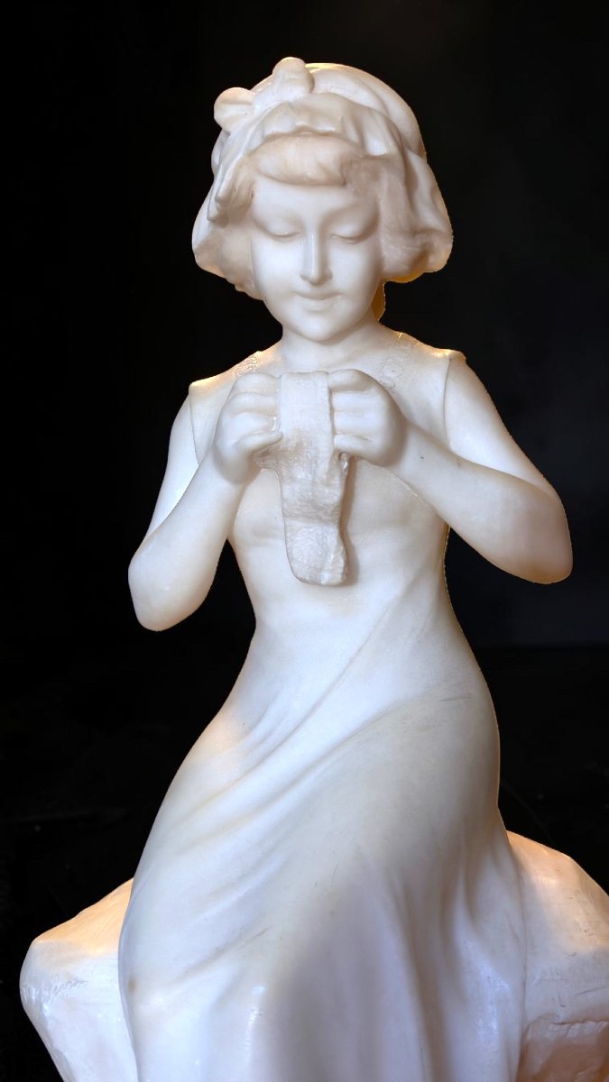 Statue représentant une jeune fille cousant avec une pelote de laine, Parent, Marbre -photo-3