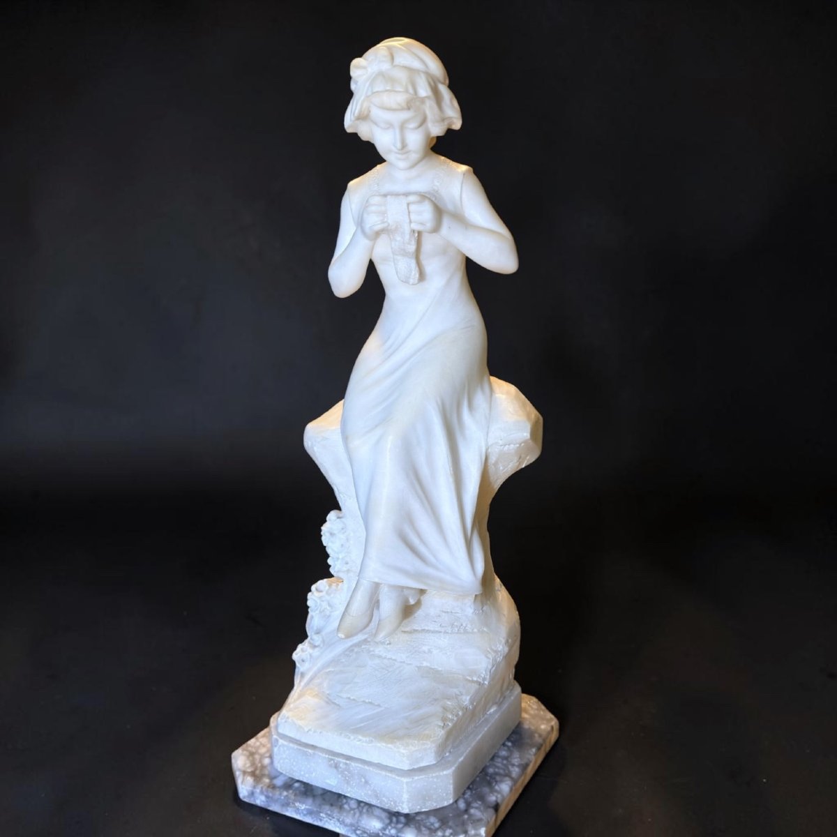 Statue représentant une jeune fille cousant avec une pelote de laine, Parent, Marbre 