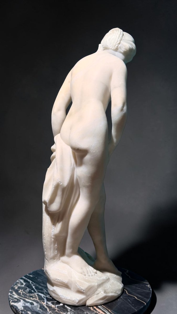 Statue représentant une femme nue, plus connue sous le nom de Baigneuse en Marbre-photo-1
