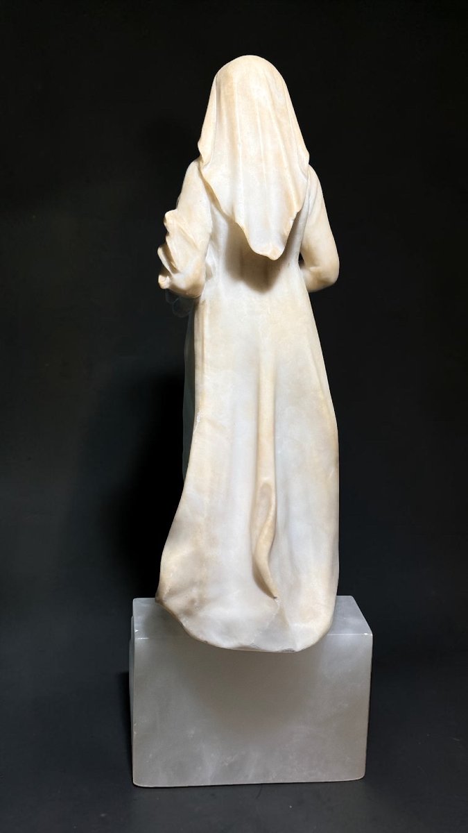 Statue représentant une jeune fille tenant des fleurs -photo-4