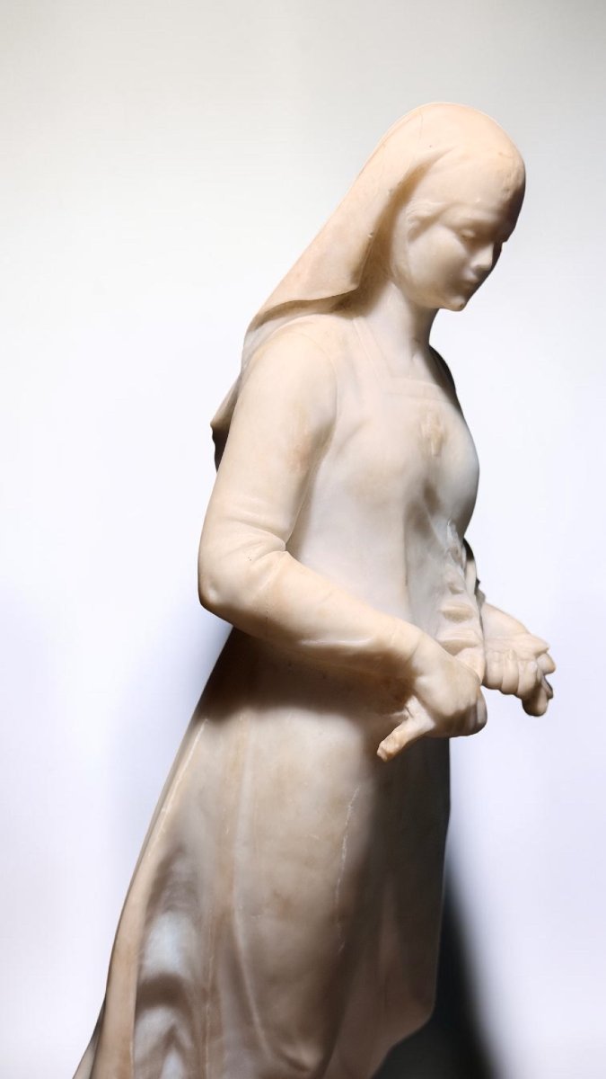 Statue représentant une jeune fille tenant des fleurs -photo-8
