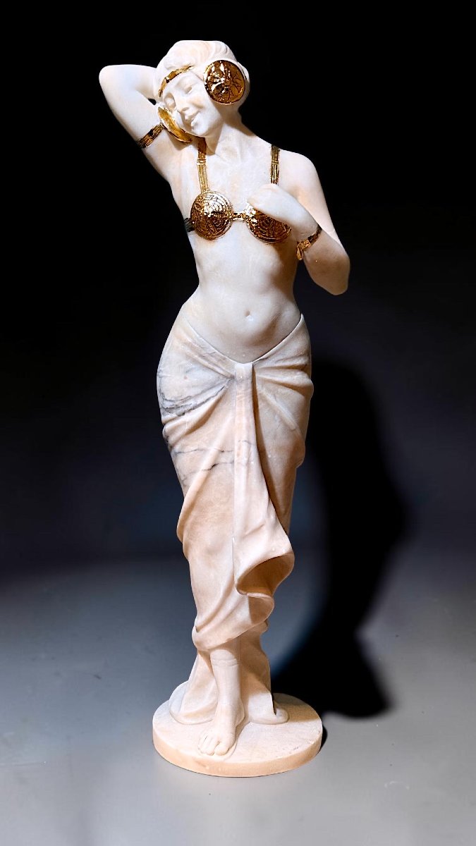Statue jeune danseuse orientale, ornée de feuilles d'or pur, Marbre Carrara 
