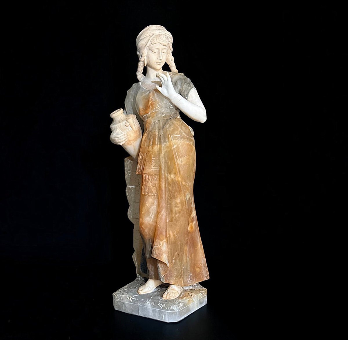 Statue jeune fille souriante tenant une cruche, en Onyx e Marbre Carrara -photo-3