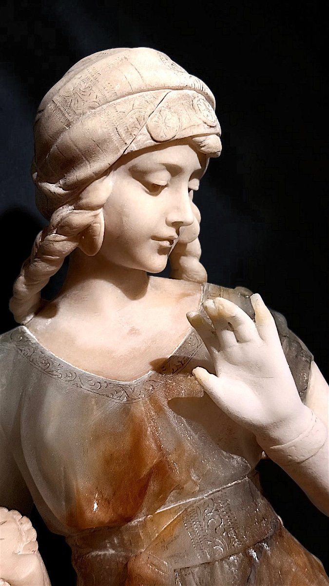 Statue jeune fille souriante tenant une cruche, en Onyx e Marbre Carrara -photo-1