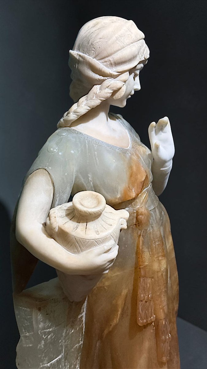 Statue jeune fille souriante tenant une cruche, en Onyx e Marbre Carrara -photo-2