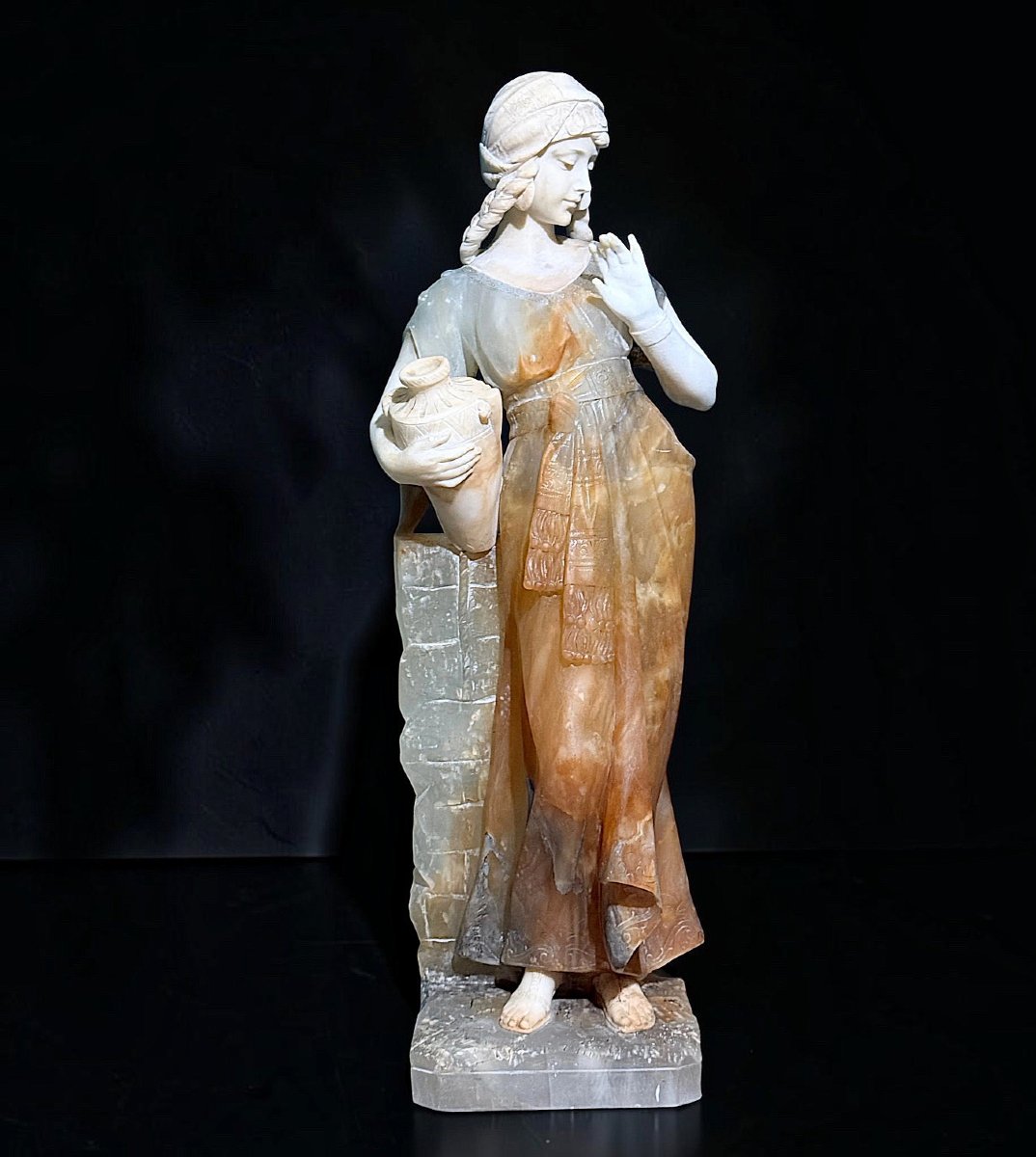 Statue jeune fille souriante tenant une cruche, en Onyx e Marbre Carrara 