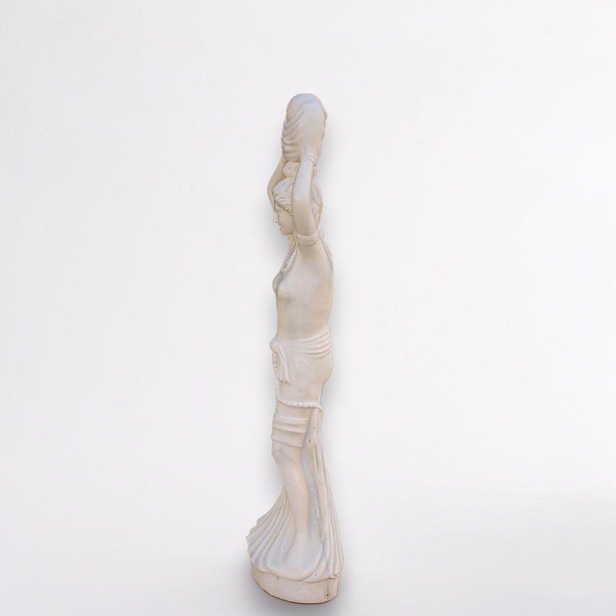 Statue représentant une jeune fille souriante tenant une cruche, Marbre Carrara -photo-4