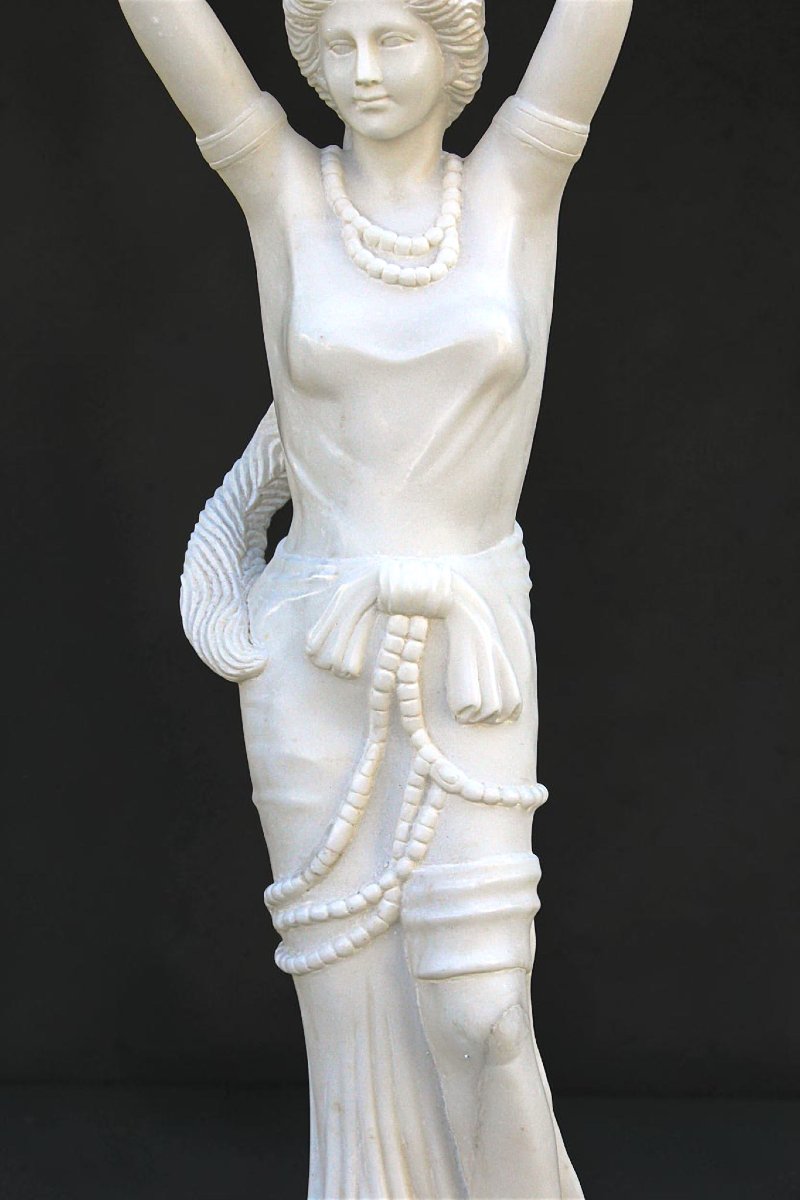 Statue représentant une jeune fille souriante tenant une cruche, Marbre Carrara -photo-1