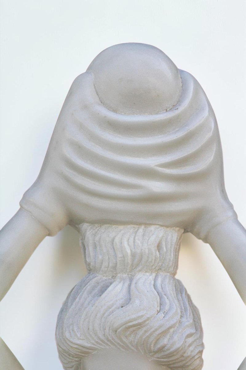 Statue représentant une jeune fille souriante tenant une cruche, Marbre Carrara -photo-2