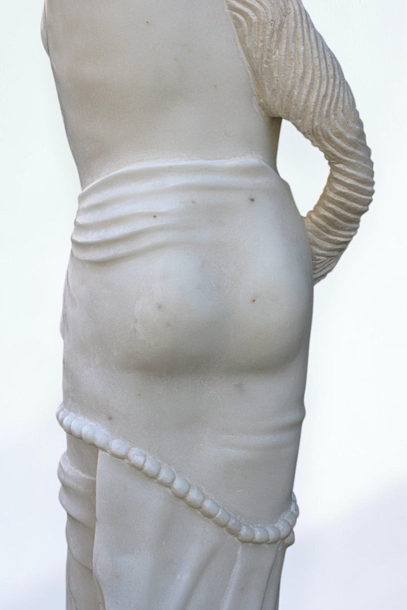 Statue représentant une jeune fille souriante tenant une cruche, Marbre Carrara -photo-3