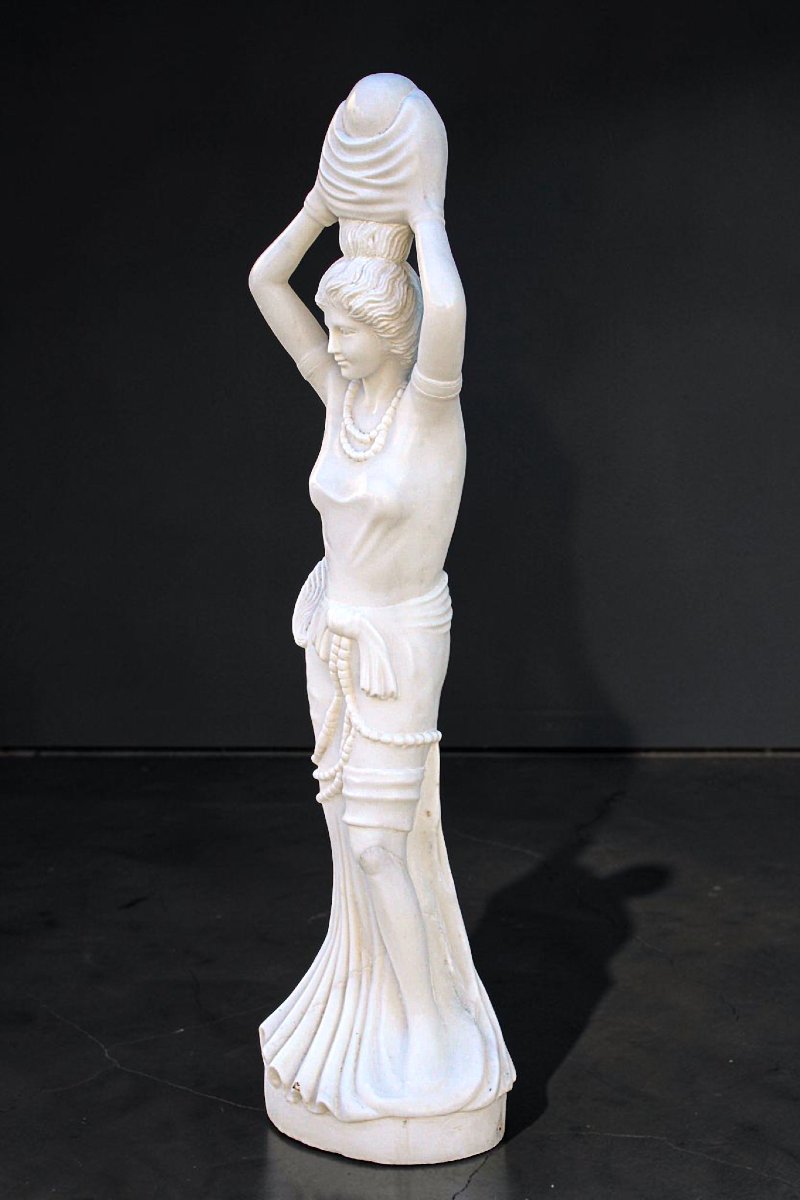 Statue représentant une jeune fille souriante tenant une cruche, Marbre Carrara 
