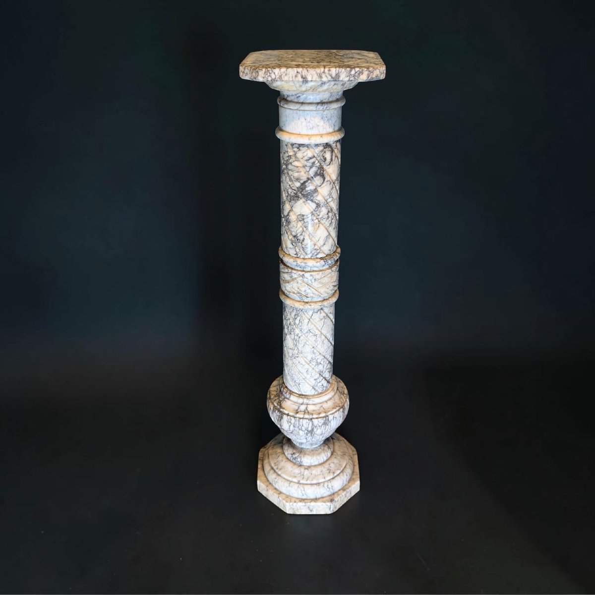 Column/capital In Arabescato Marble -photo-7