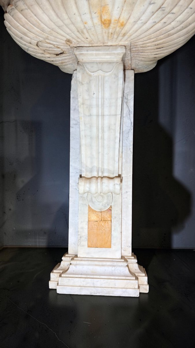 16th-century Wall-mounted Fountain Made Of Rare Marble With A Shell-shaped Basin -photo-1