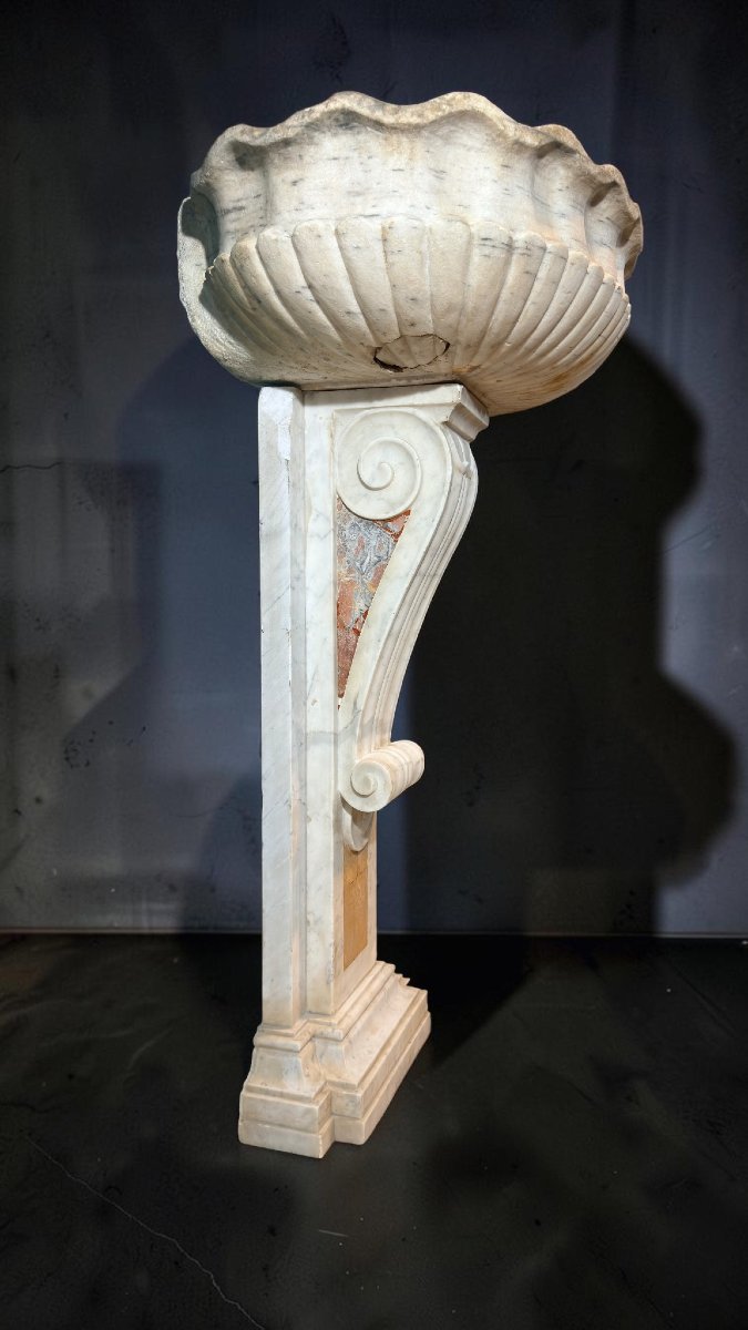 16th-century Wall-mounted Fountain Made Of Rare Marble With A Shell-shaped Basin -photo-2