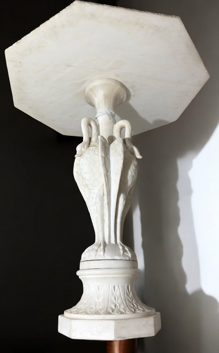 Guéridon Marbre Carrara orné de cygnes, reposant sur un socle décoré de feuilles-photo-1