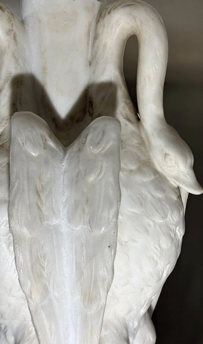 Guéridon Marbre Carrara orné de cygnes, reposant sur un socle décoré de feuilles-photo-3