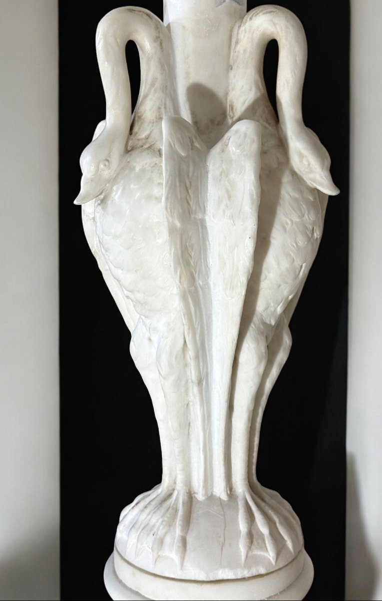 Guéridon Marbre Carrara orné de cygnes, reposant sur un socle décoré de feuilles-photo-4