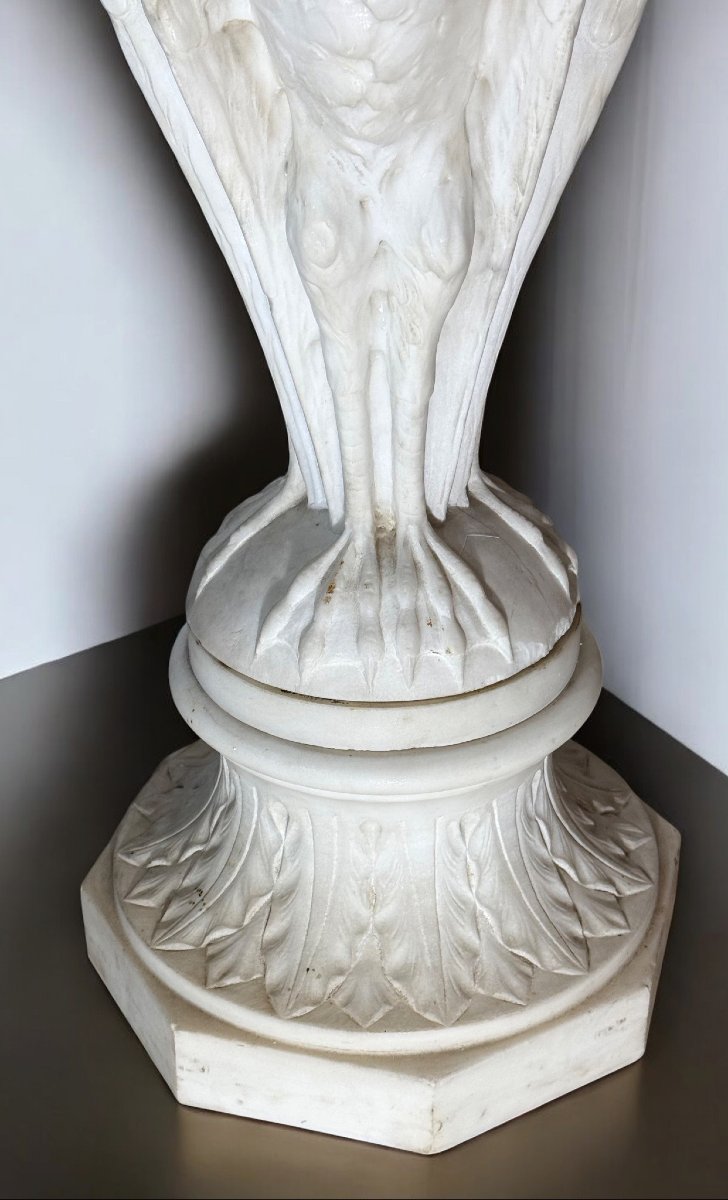 Guéridon Marbre Carrara orné de cygnes, reposant sur un socle décoré de feuilles-photo-5