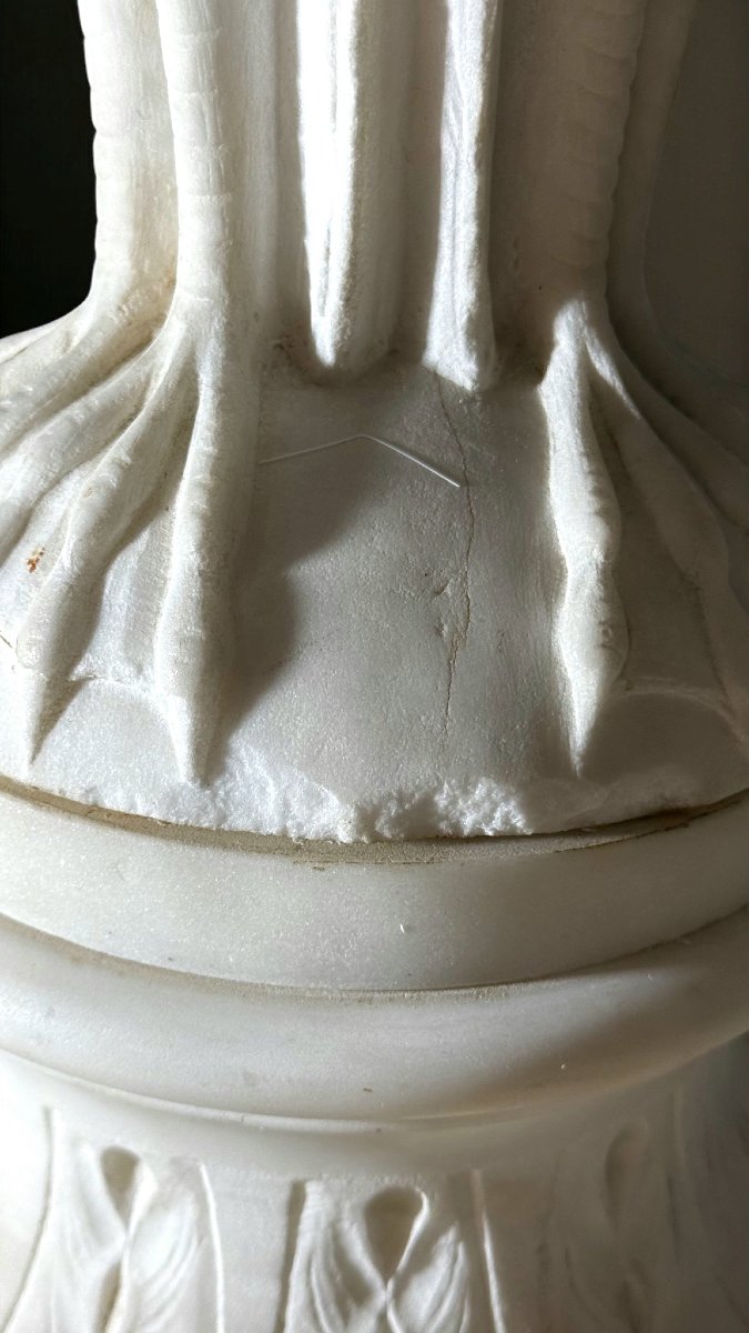 Guéridon Marbre Carrara orné de cygnes, reposant sur un socle décoré de feuilles-photo-6