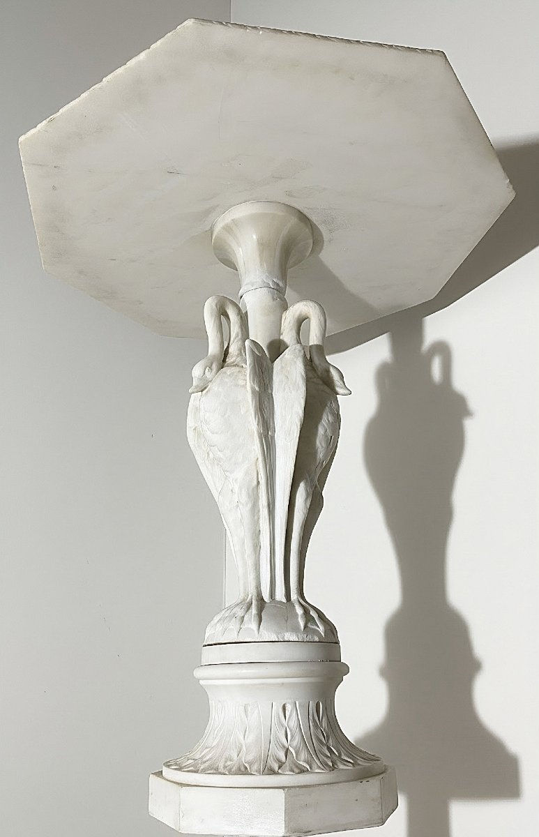 Guéridon Marbre Carrara orné de cygnes, reposant sur un socle décoré de feuilles-photo-7
