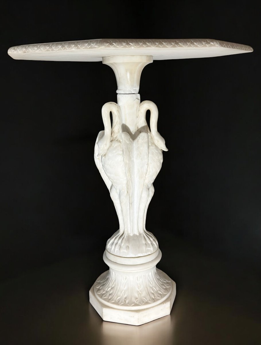 Guéridon Marbre Carrara orné de cygnes, reposant sur un socle décoré de feuilles-photo-8