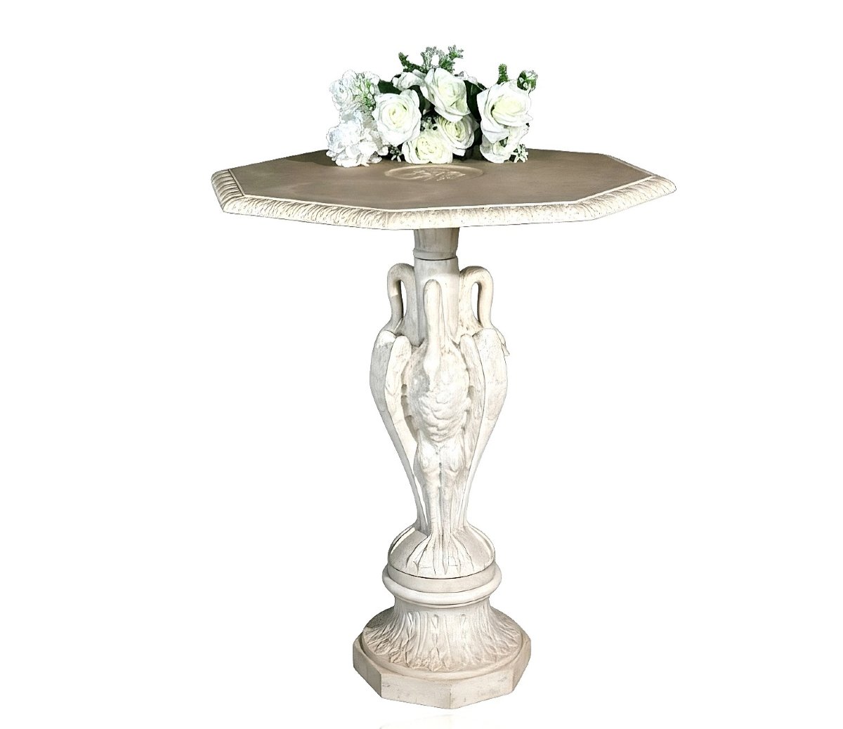 Guéridon Marbre Carrara orné de cygnes, reposant sur un socle décoré de feuilles