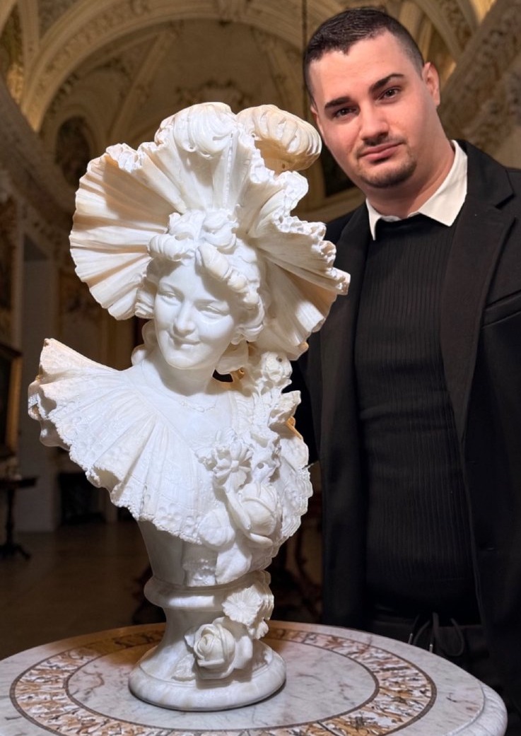 Bust Depicting A Smiling Young Girl With A Love Dedication On The Back-photo-2