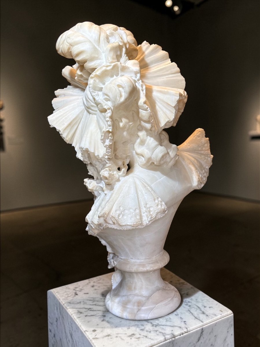Bust Depicting A Smiling Young Girl With A Love Dedication On The Back-photo-3