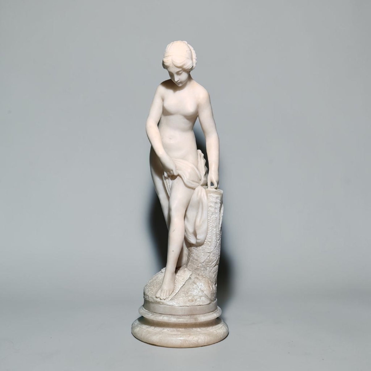 Statue Depicting A Young Naked Girl -photo-3