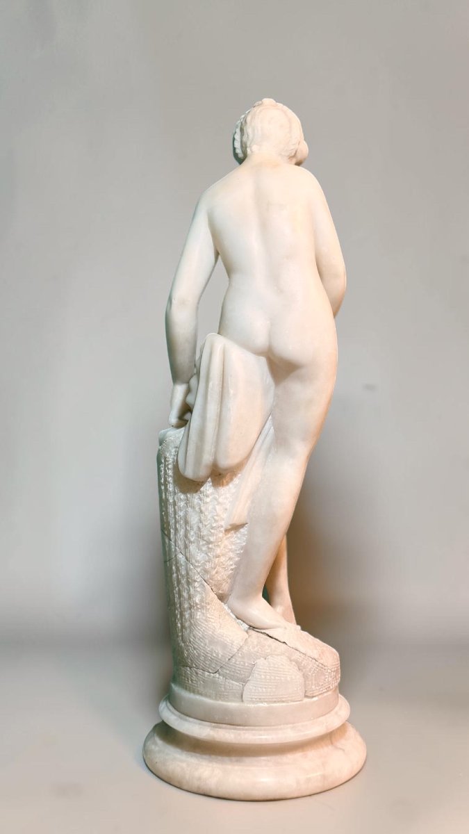 Statue Depicting A Young Naked Girl -photo-1