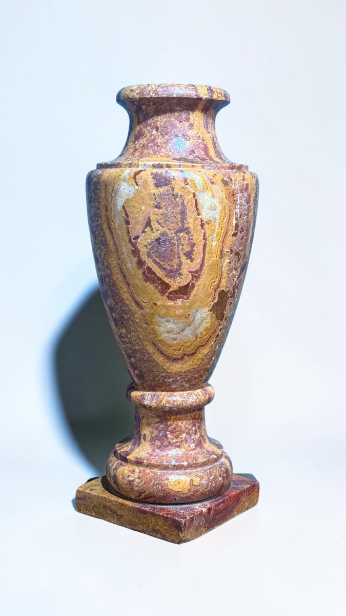 Vase en Marbre Rouge à veinage ouvert d'une rare nuance, datant du XIXe siècle-photo-4