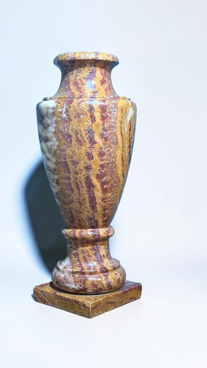 Vase en Marbre Rouge à veinage ouvert d'une rare nuance, datant du XIXe siècle-photo-6