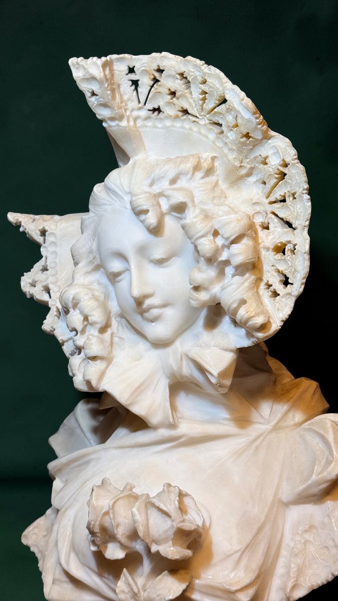 Buste jeune femme souriante, ornée de fleurs et coiffée d'un chapeau Marbre -photo-3
