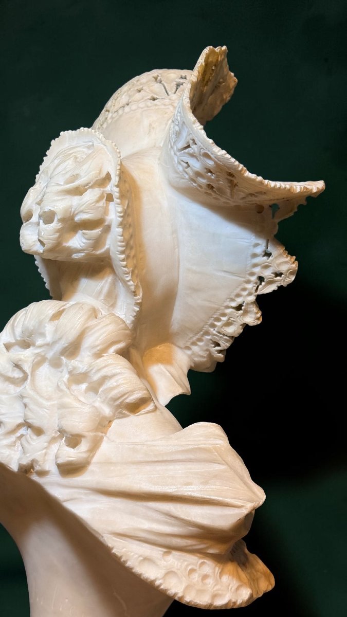 Buste jeune femme souriante, ornée de fleurs et coiffée d'un chapeau Marbre -photo-4