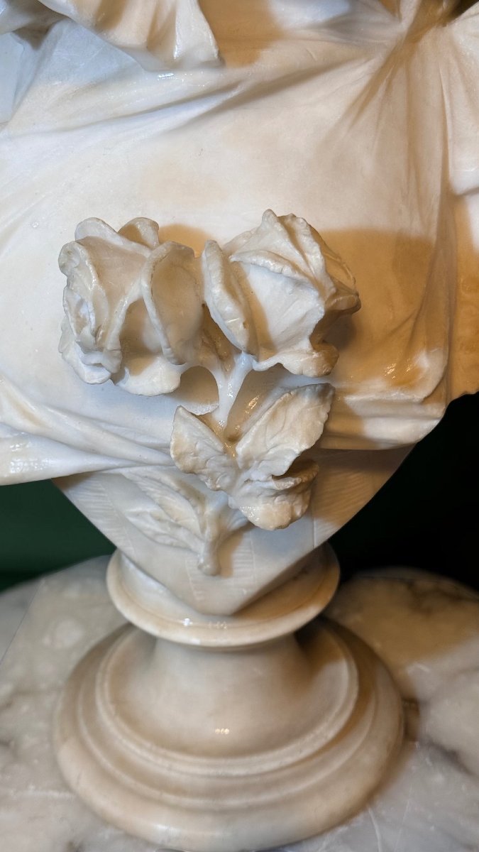 Buste jeune femme souriante, ornée de fleurs et coiffée d'un chapeau Marbre -photo-1